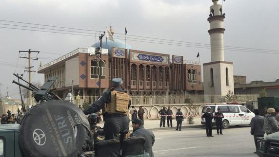 Agentes de seguridad hacen guardia ante la mezquita atacada. 