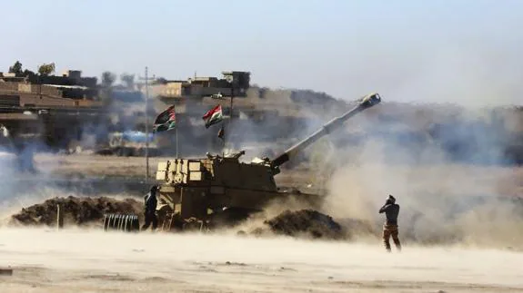 Soldados de la novena Brigada de Combate lanzan proyectiles contra las posiciones del Daesh. 