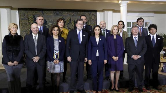 Rajoy posa para la foto de familia tras el acto de entrega de reconocimientos con motivo del Día Internacional de la Eliminación de la Violencia contra la Mujer. 
