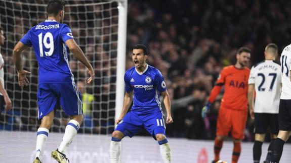 Pedro Rodríguez y Diego Costa celebran el triunfo del Chelsea. 