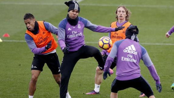 Casemiro, con gorro, en un reciente entrenamiento del Real Madrid. 