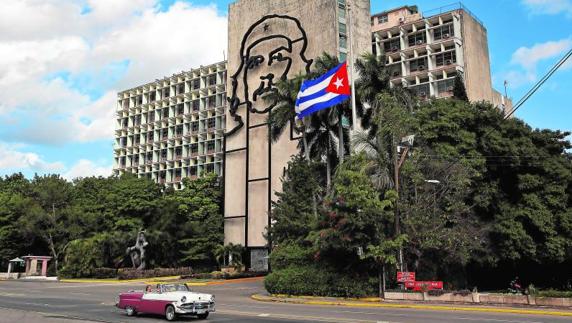 La bandera cubana ondea a media asta en la Plaza de la Revolución de La Habana.