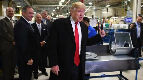 Trump visita una fábrica. 
