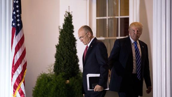 Andrew Puzder y Donald Trump, tras su encuentro.