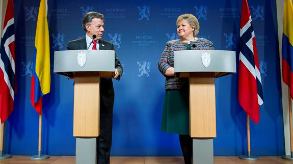 El presidente de Colombia y la primera ministra noruega, en rueda de prensa en Oslo.