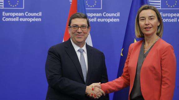 El ministro cubano de Exteriores, Bruno Rodríguez y la jefa de la diplomacia europea, Federica Mogherini.