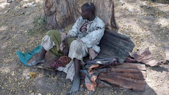 Un hombre espera para ser integrado en el campo de desplazados de Bana, en Nigeria.