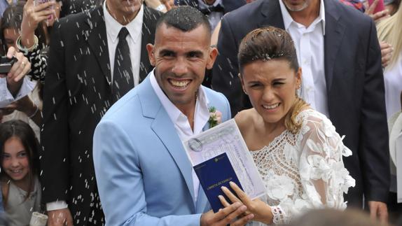 Carlos Tévez y su esposa, al término de la ceremonia. 