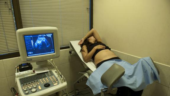 Una embarazada en la consulta de un médico.