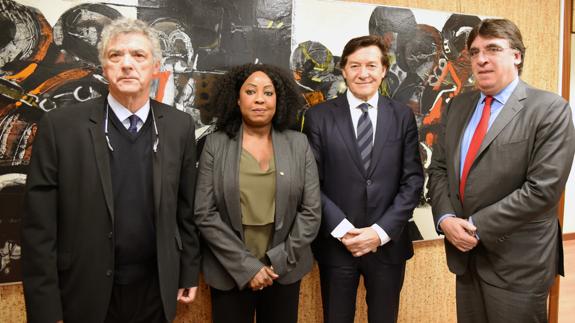 Villar (i), junto a Fatma Samoura (FIFA), Lete y Theodoro Theodoridis (UEFA). 