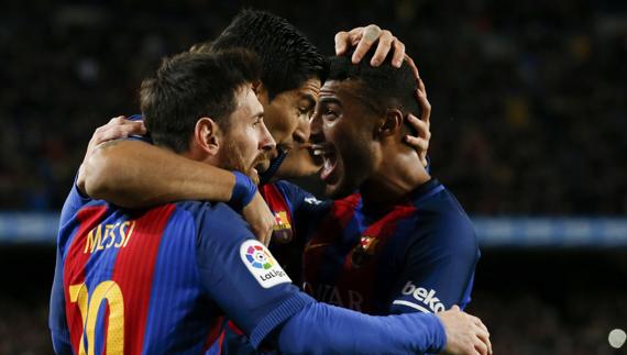 Luis Suárez celebra su gol con Messi y Rafinha. 