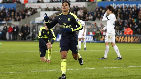 Alexis Sánches celebra un gol con el Arsenal. 