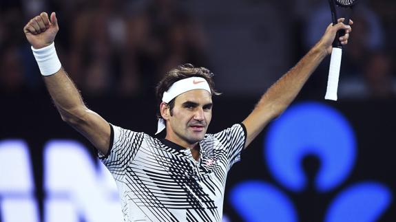 Roger Federer celebra la victoria. 