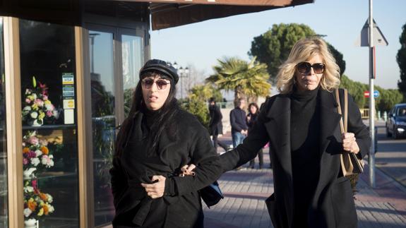 Las actrices Rossy de Palma (i) y Bibiana Fernández, a su llegada al tanatorio de La Paz.