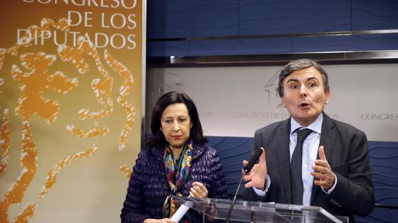 El portavoz de Economía del PSOE, Pedro Saura (d), junto a la diputada Margarita Robles.