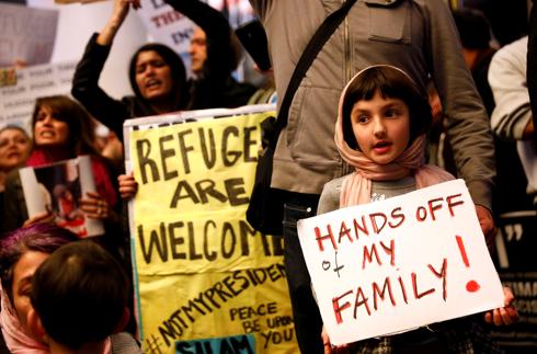 Numerosos manifestantes en el JFK contra el nuevo decreto antiinmigración. 