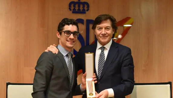 Javier Fernández (i), con su medalla de oro junto a José Ramón Lete. 