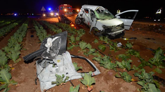 Un agente de la Guardia Civil vigila la carretera cortada en la zona del accidente.