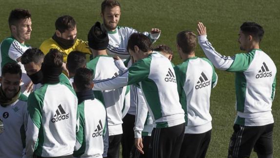 Los jugadores del Betis apoyan a Zozulya. 