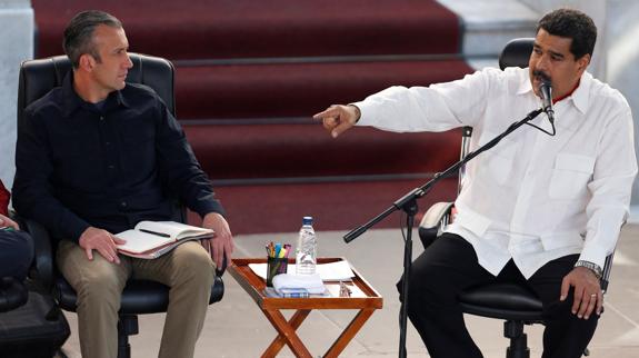 Tareck El Aissami junto a Nicolás Maduro.