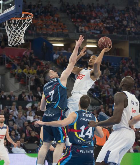 Anthony Randolph lanza ante Burjanadze. 