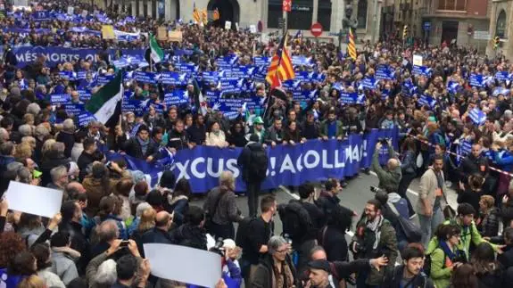 Miles de personas se manifiestan en Barcelona por la acogida de refugiados
