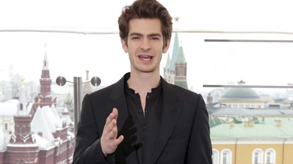 El actor estadounidense Andrew Garfield posa durante la presentación de la película 'The Amazing Spider-Man'.