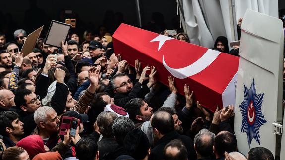 Manifestantes antiterroristas en Estambul.