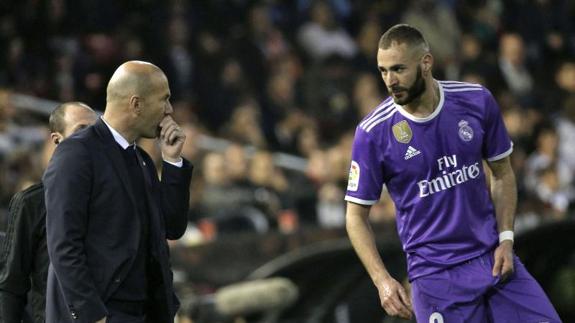 Zidane, junto a Benzema. 