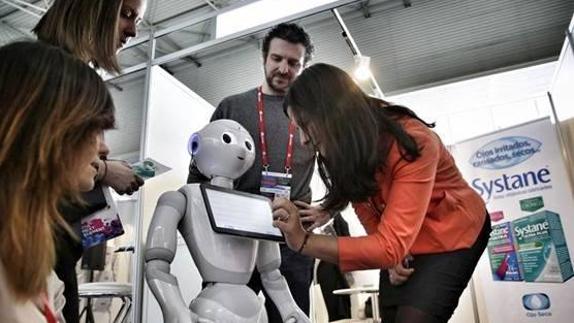 Un robot ha sido el encargado de concienciar sobre la indicencia del ojo seco en el stand de Novartis en el Mobile World Congress 2017. 