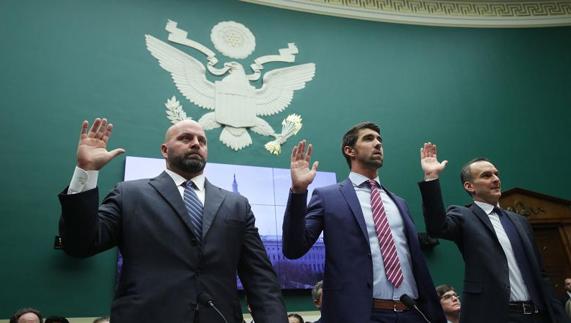 Michael Phelps (c), antes de testificar, junto a Adam Nelson (i) y Travis Tygart.