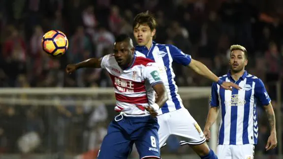 Wakaso recibe el balón ante un rival. 