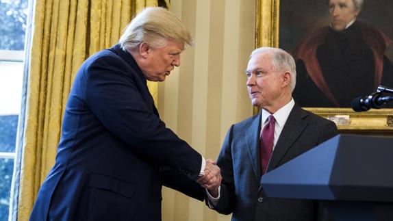 Donald Trump estrecha la mano de su fiscal general, Jeff Sessions.