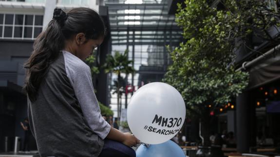 Una niña, durante el homenaje a las víctimas del vuelo MH370.