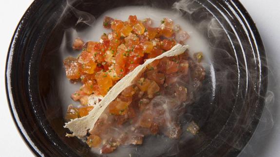 Tartar de tomate ahumado. 