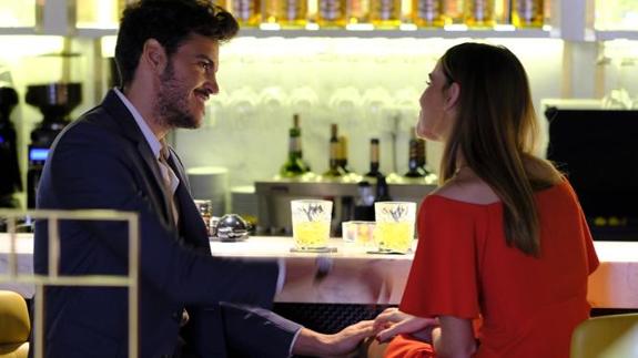 Una pareja, disfrutando de un cóctel.