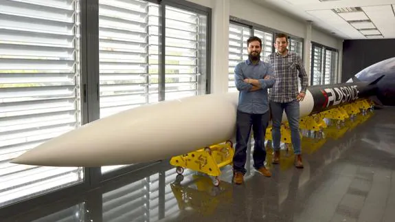 Los fundadores de PLD Space, Raúl Verdú (i) y Raúl Torres (d) junto a una maqueta a tamaño real del cohete Arion 1.