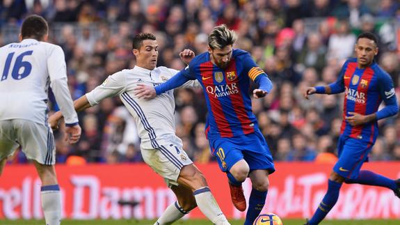 Ronaldo y Messi disputan un balón. 