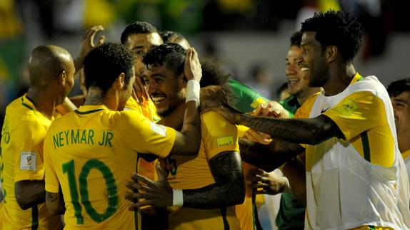Paulinho celebra uno de sus tres goles con Neymar. 