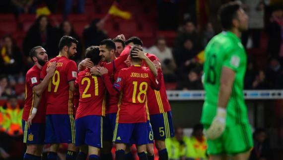Los jugadores españoles celebran uno de sus goles. 