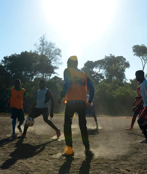 Varios jugadores de fútbol en Kibera 