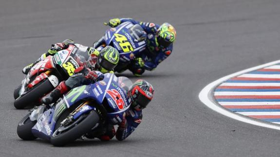 El piloto español Maverick Viñales (frente) de Yamaha, el británico Cal Crutchlow (c) de Honda y italiano Valentino Rossi 