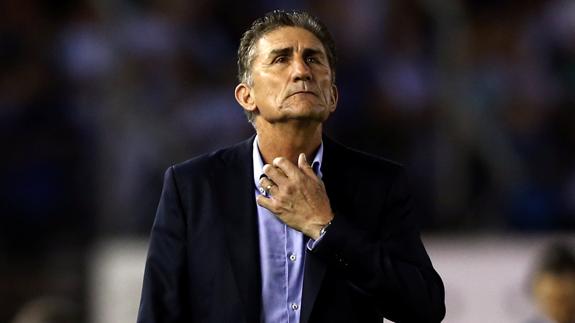 Bauza, durante un partido como seleccionador argentino. 