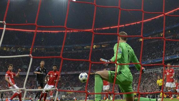 Cristiano Ronaldo marca su segundo gol a Neuer. 