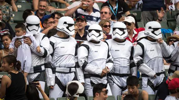 Aficionados disfrazados de soldados de asalto imperiales durante la convención.