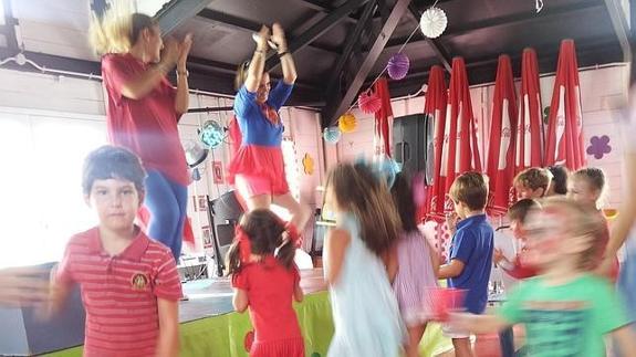 Unos niños, en una celebración infantil. 