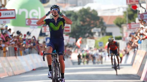 Gorka Izagirre, corredor español de Movistar, celebra su triunfo en la octava etapa