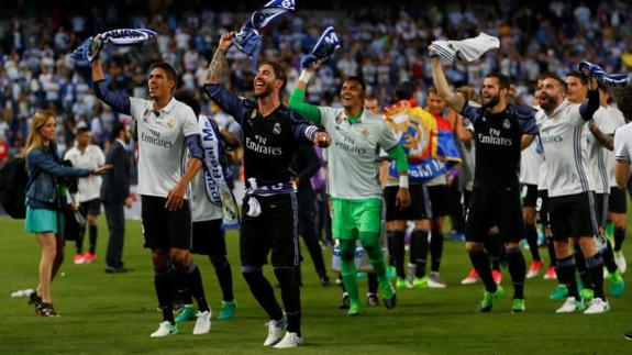 Los jugadores celebran el título. 