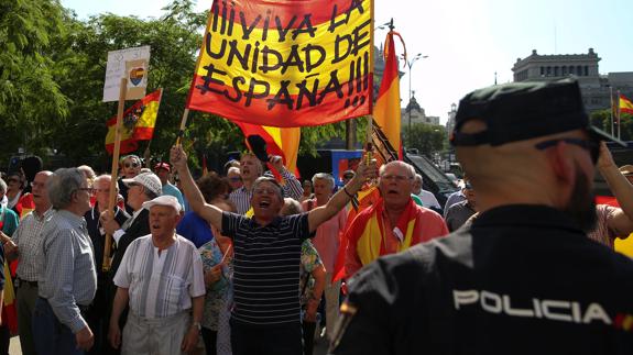 Manifestantes en Cibeles contra la conferencia de Puigdemont.