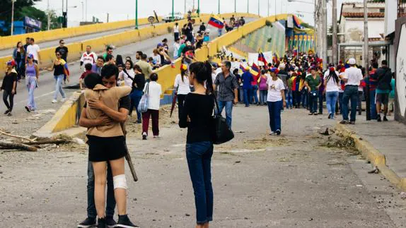 Un grupo de personas participa en el sepelio de Manuel Sosa.